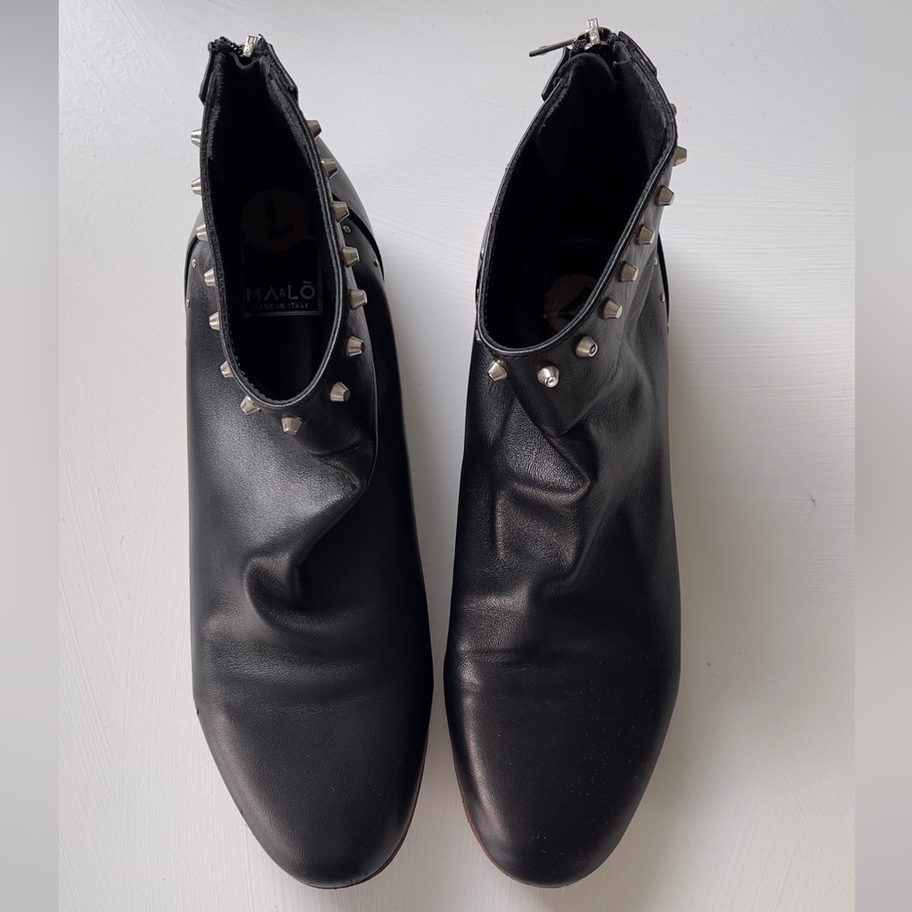 Black woman’s shoes. Size 38. Made in Italy.